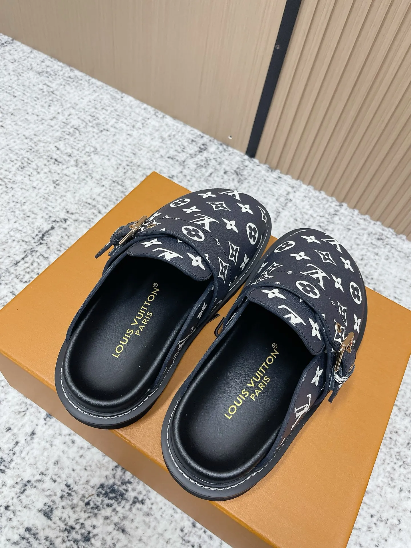 [L Family] P: 460💰 Size: 35-46 (female 40.41, male 45 46 custom-made) Top version Louis vuitton Lv new couple Birkenstock slippers. Cute and cute, not too good on the feet. Simple and high-end slingback design. Ready to wear and go. Good news for lazy people. Imported cowhide leather upper/imported old calico. Original hardware buckle, original molded high-density foam outsole.